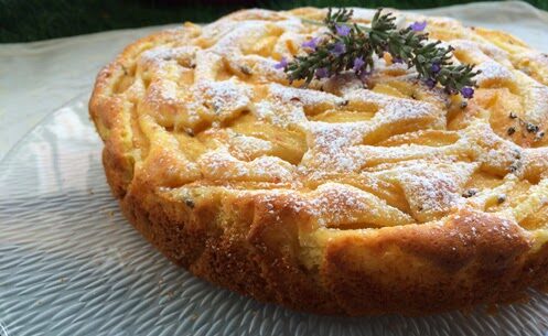 Torta morbida alle pesche bianche e lavanda.
