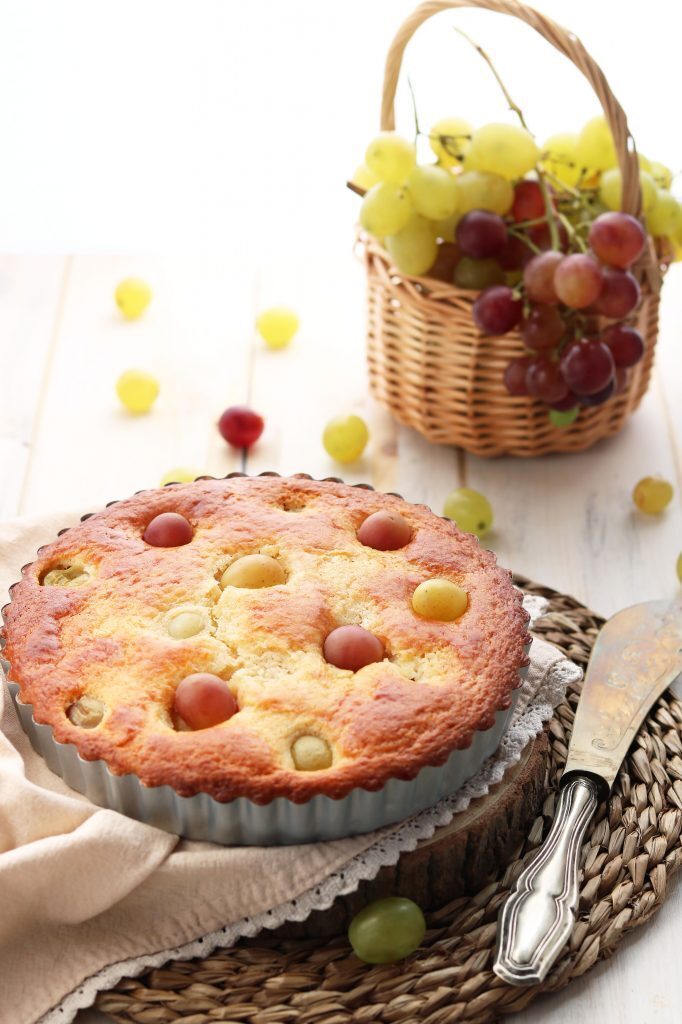 Torta morbida allo yogurt, mandorle ed uva