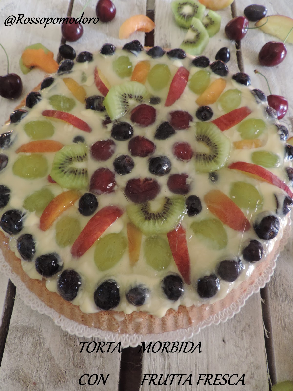 Torta morbida con frutta fresca
