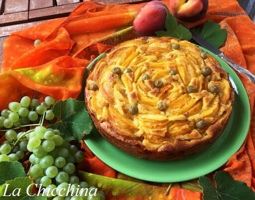Torta morbida con pesche ed uva