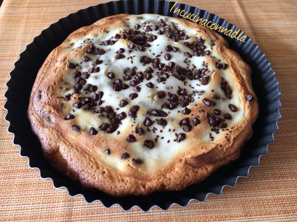 Torta morbida con ripieno di ricotta e gocce di cioccolato