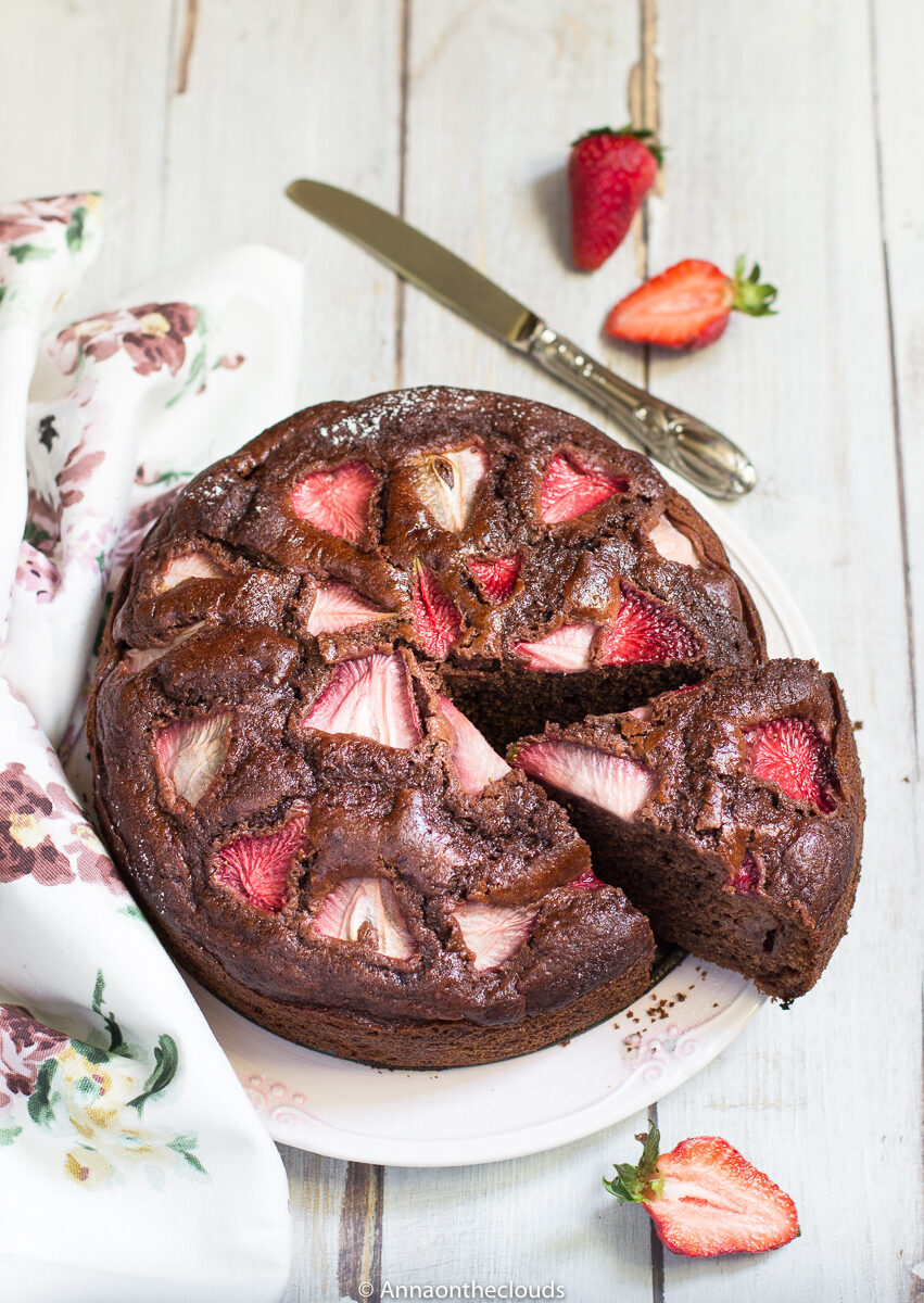 Torta morbida di fragole e cioccolato (ricetta senza burro e latte)