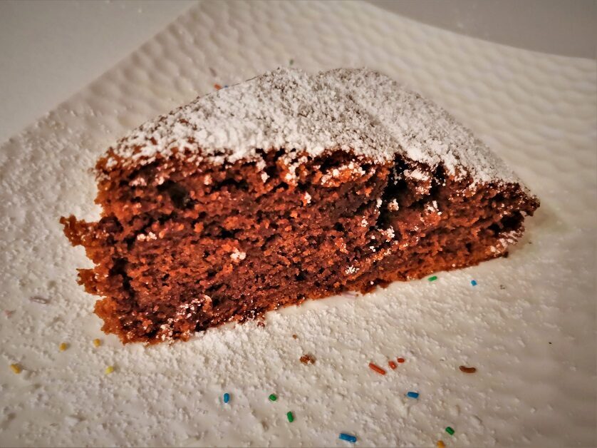 Torta morbidissima al cioccolato e mele in 5 minuti