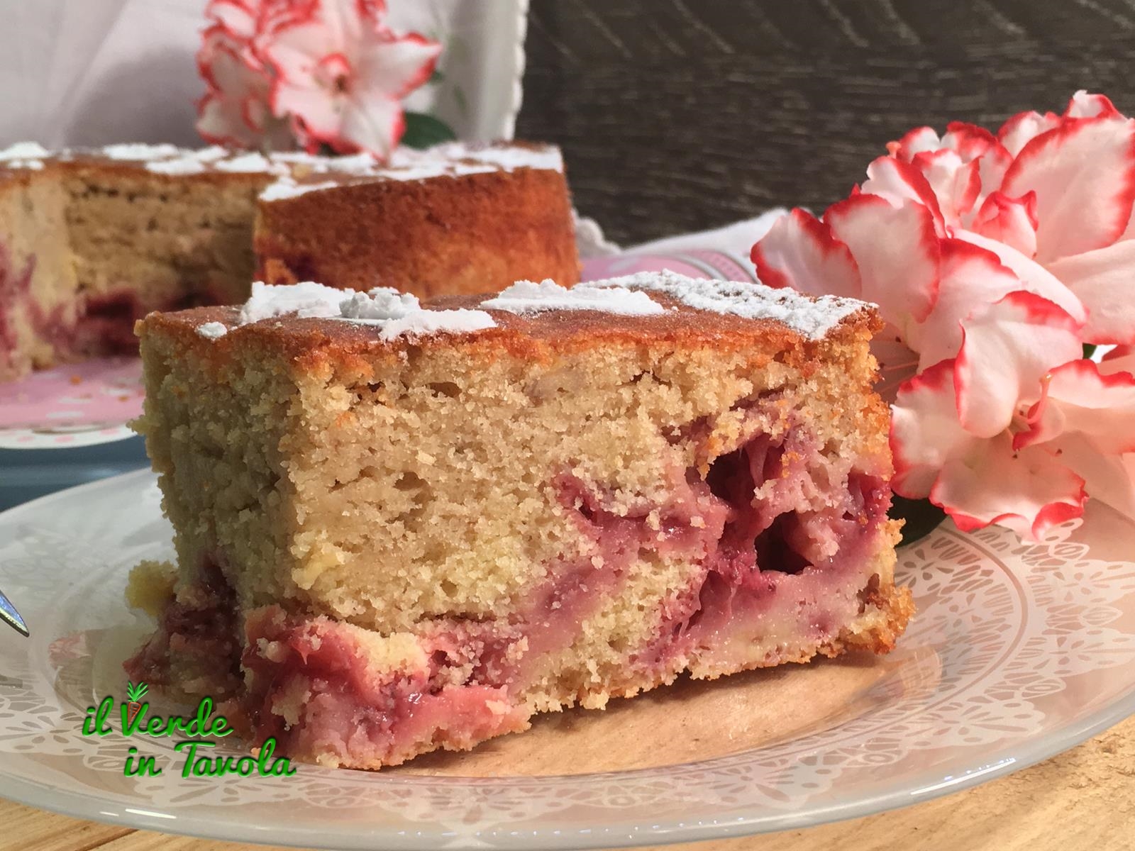 Torta morbidissima con fragole e banane – videoricetta