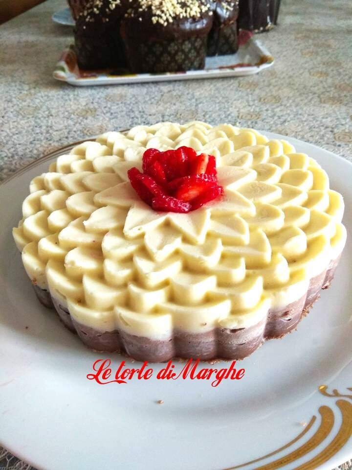 Torta mousse ai tre cioccolati bianco latte fondente