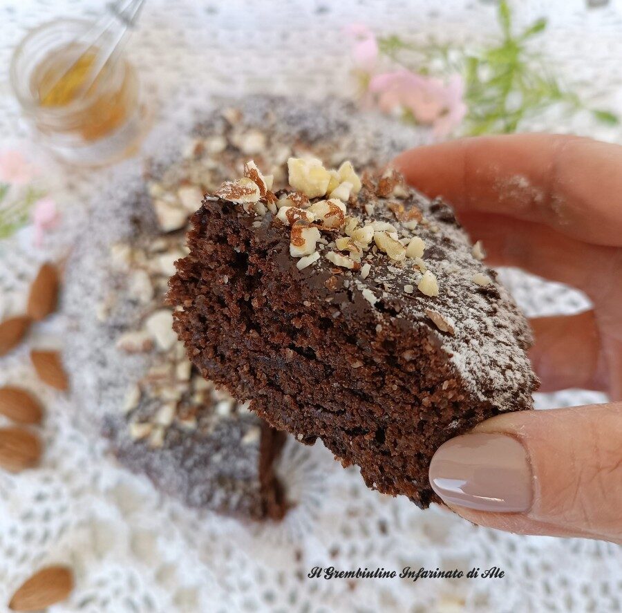 Torta nera alle noci e nocciole