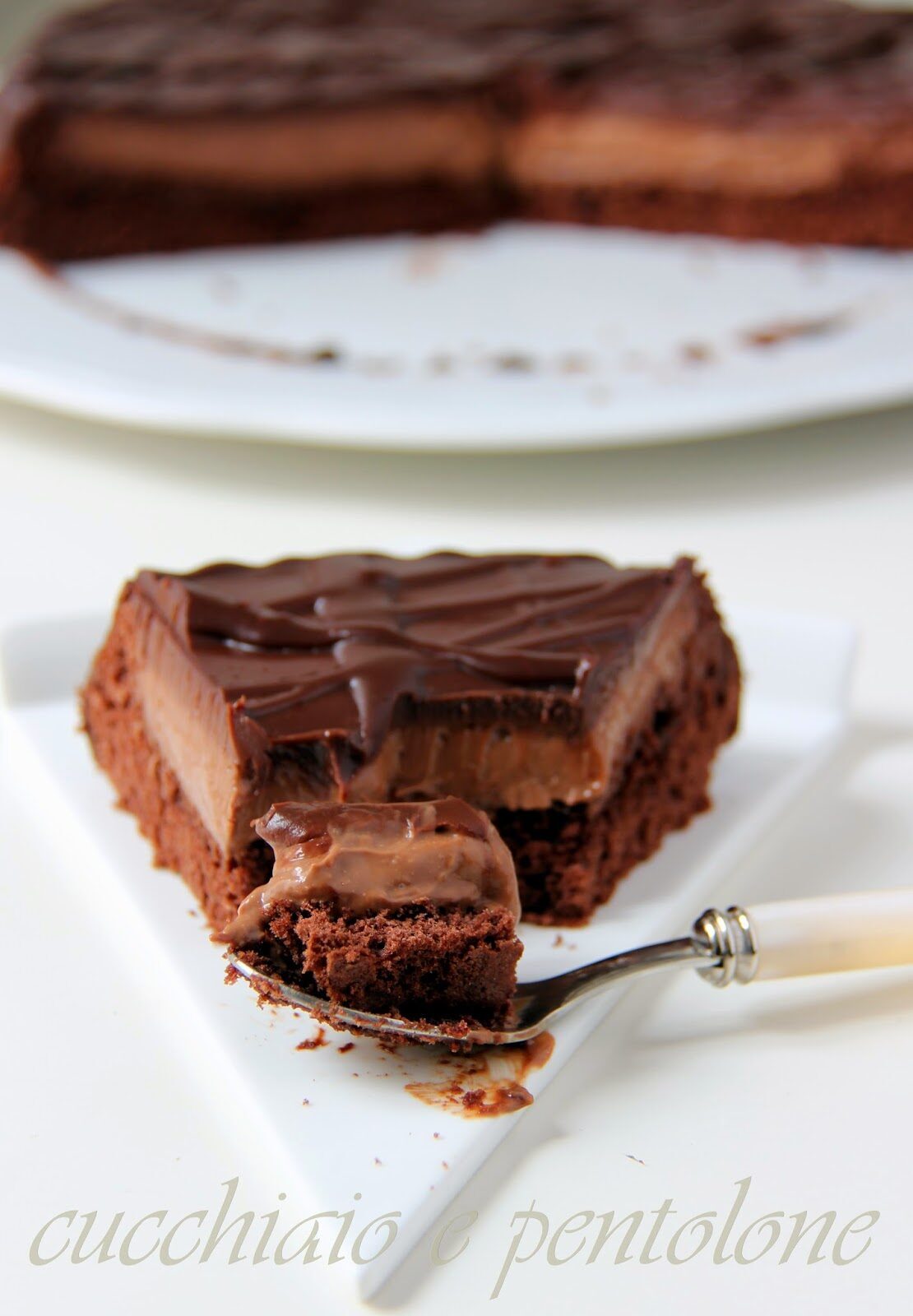 Torta nero puro al cioccolato e profumo di caffè