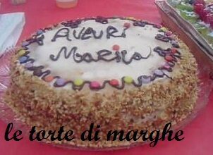 Torta nocciolata per compleanno con granella