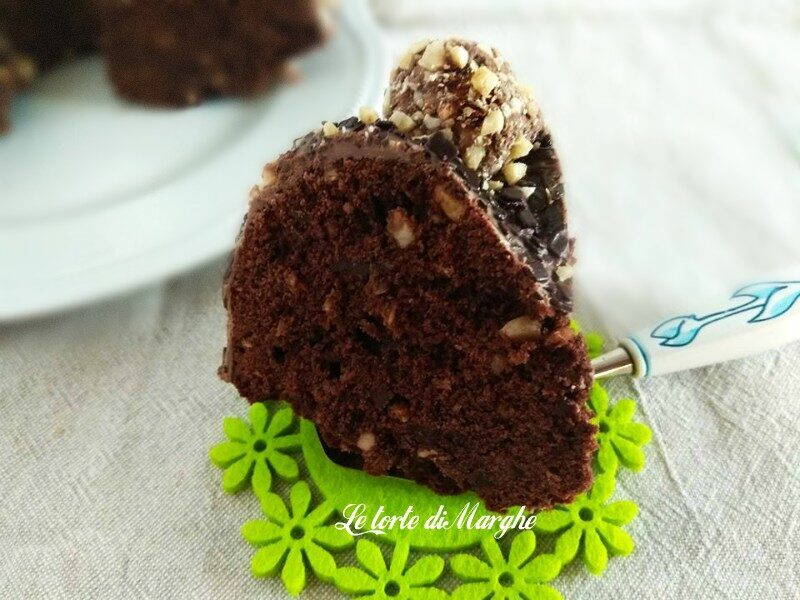 Torta nocciole e cioccolato fondente con crema