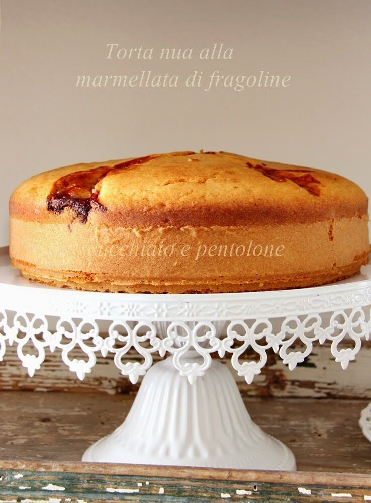 Torta nua al cocco e marmellata di fragoline
