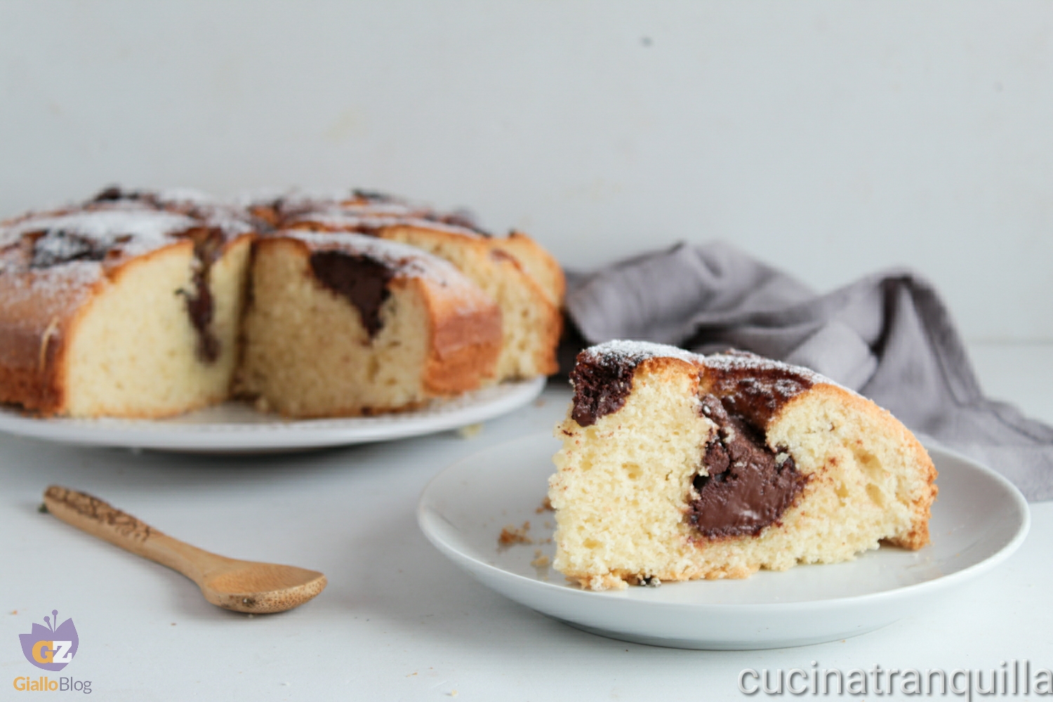 Torta nua con crema alle nocciole e latte di soia