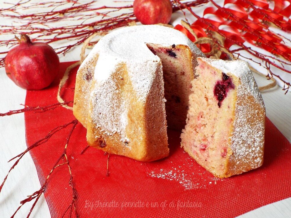 Torta pandoro alla panna con frutti rossi e alchermes