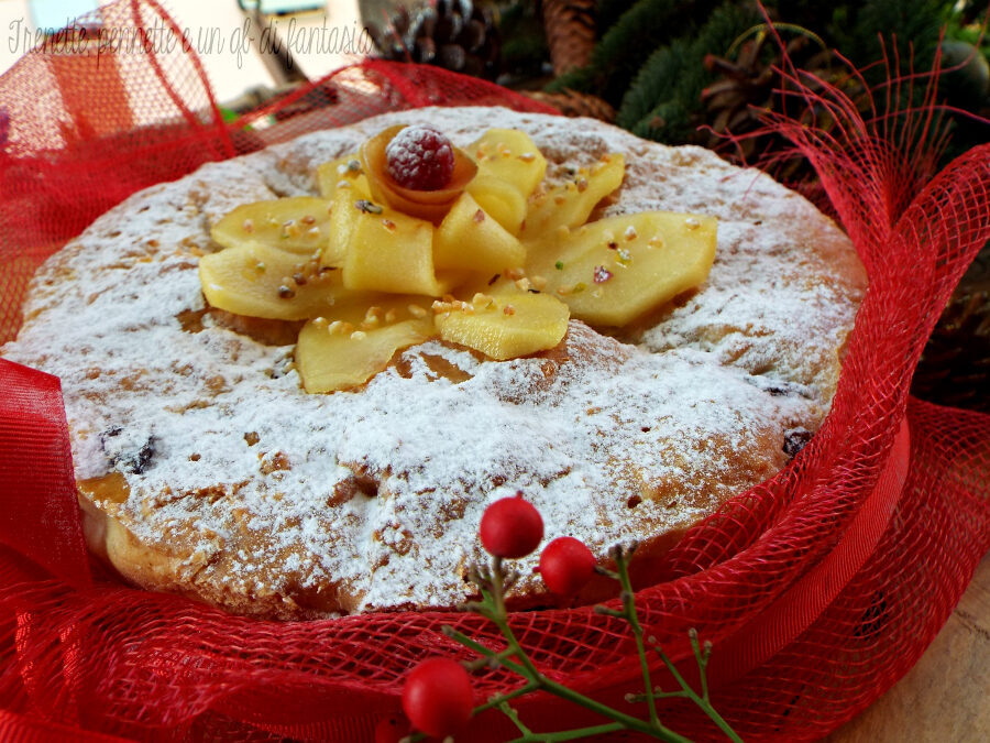Torta panettone alla mela con uvetta