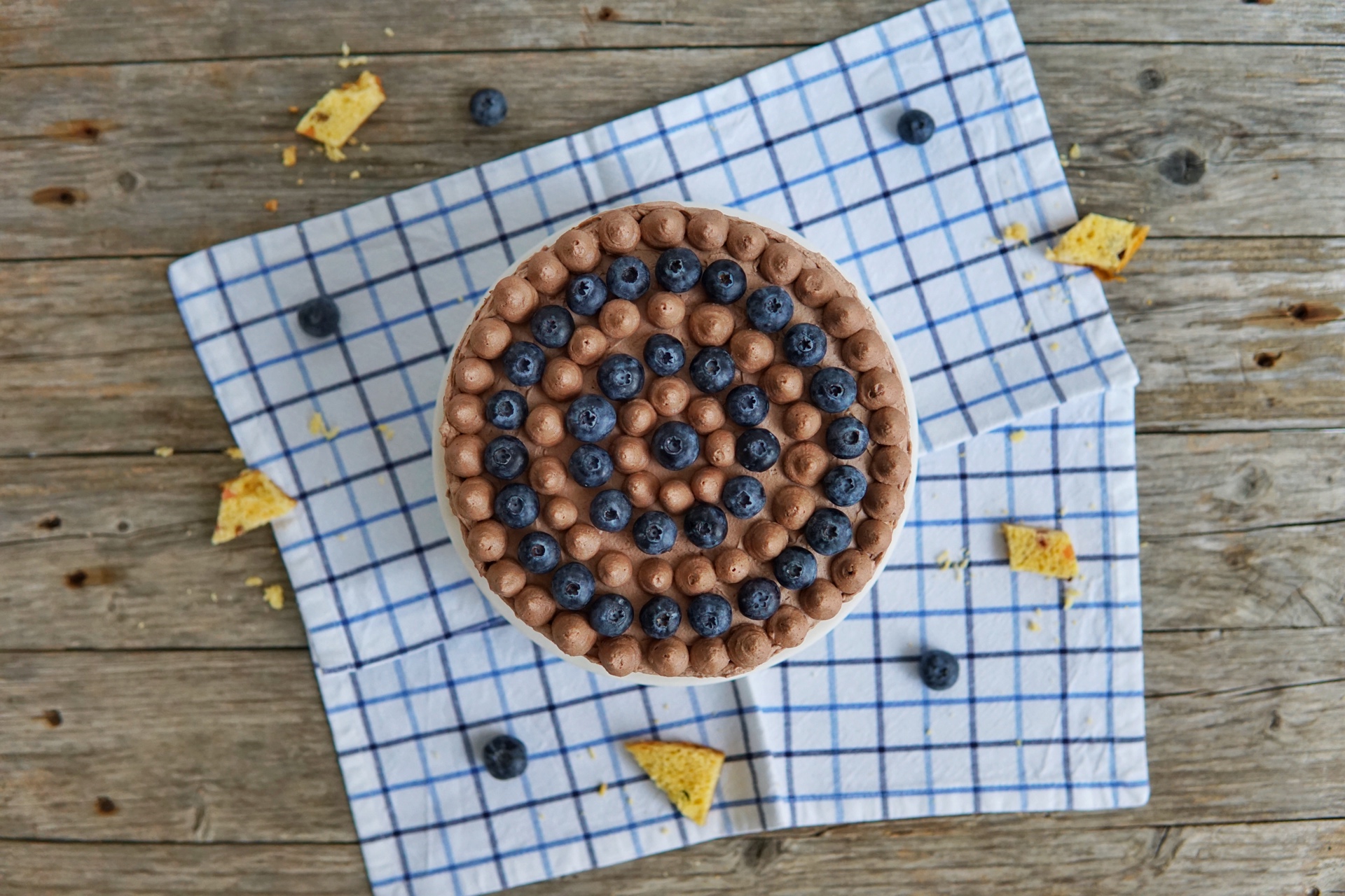 Torta panettone con mousse al cacao e mirtilli