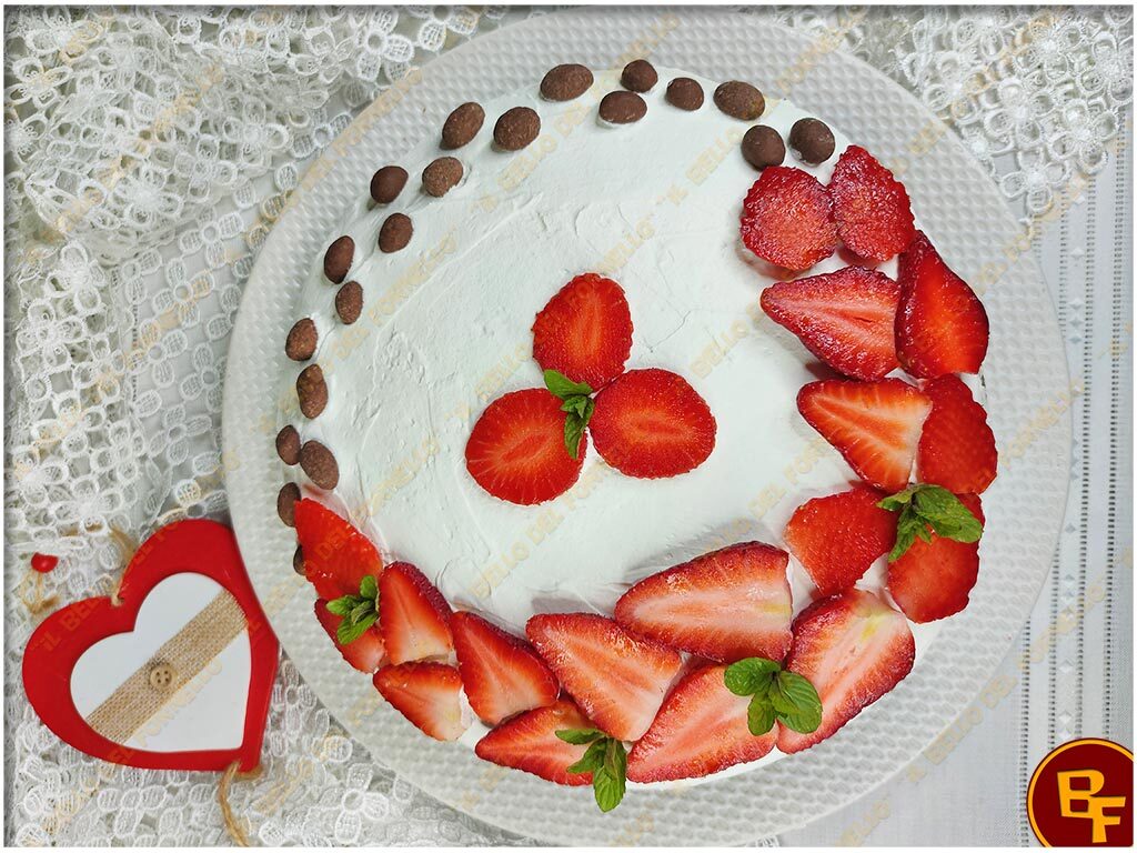 Torta panna fragole e cioccolato