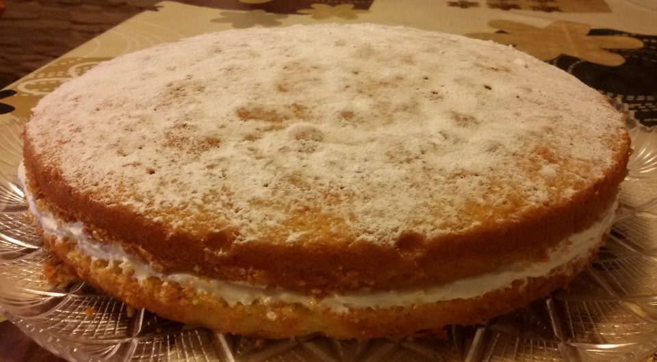 Torta paradiso farcita con crema al latte