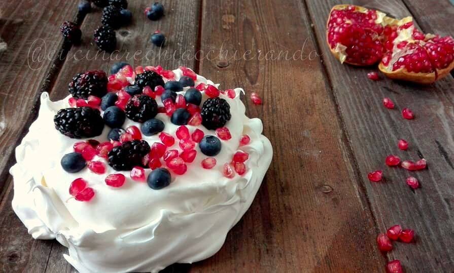 Torta pavlova ai frutti di bosco. e natale sia!