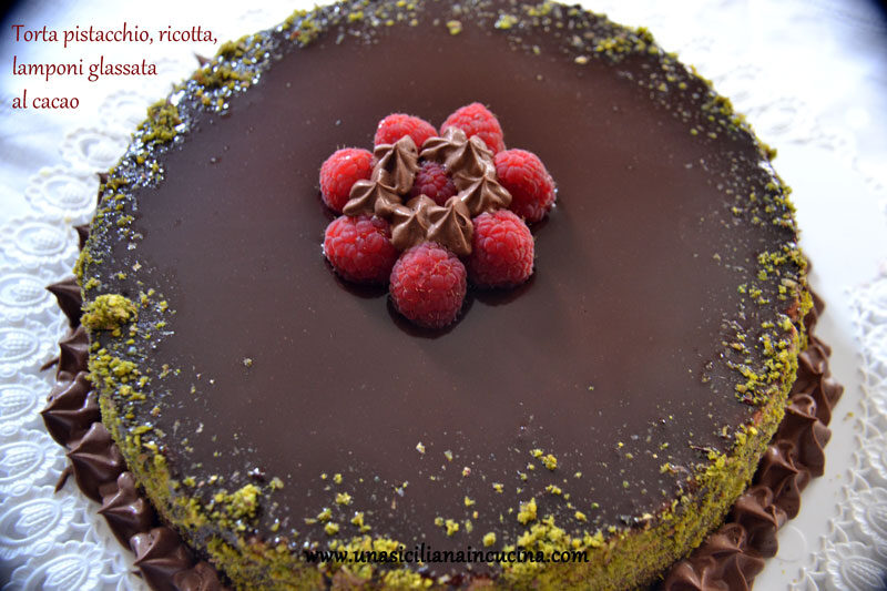 Torta pistacchio,ricotta,lamponi glassata al cacao
