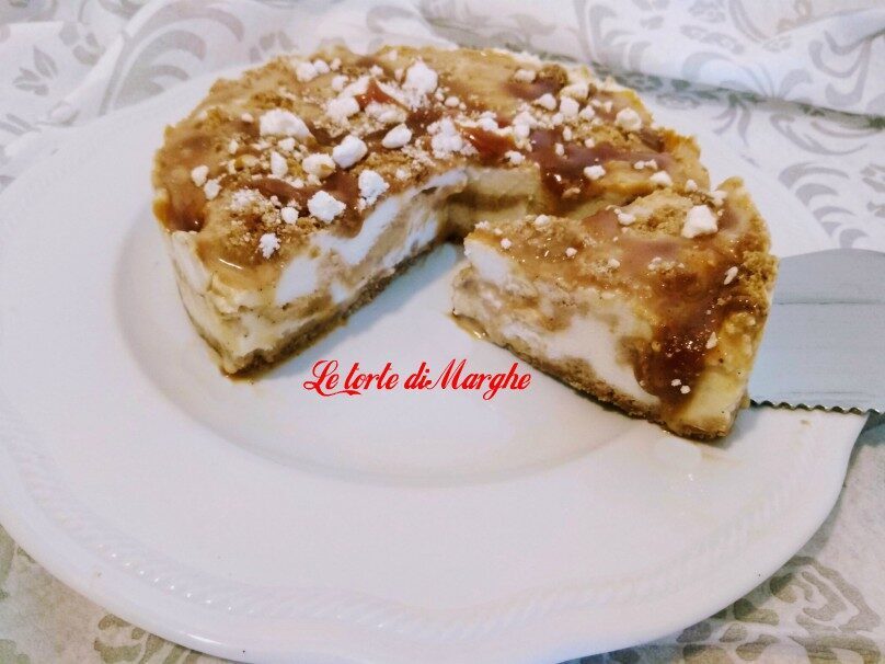 Torta polvitos delle canarie con panna meringa e dulce de leche