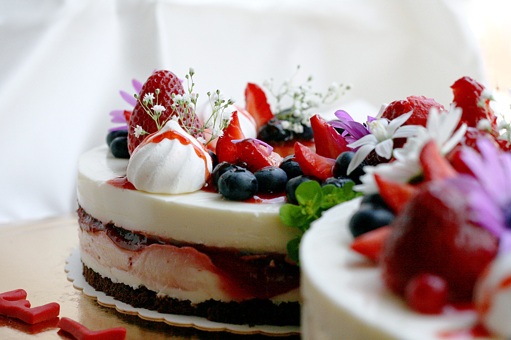 Torta primavera con gelèe di fragole e panna cotta