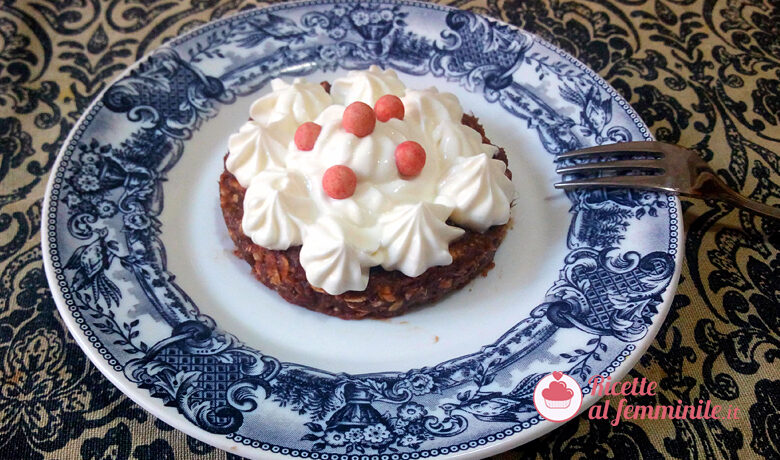 Torta raw ai datteri e frutta secca con frosting allo yogurt greco