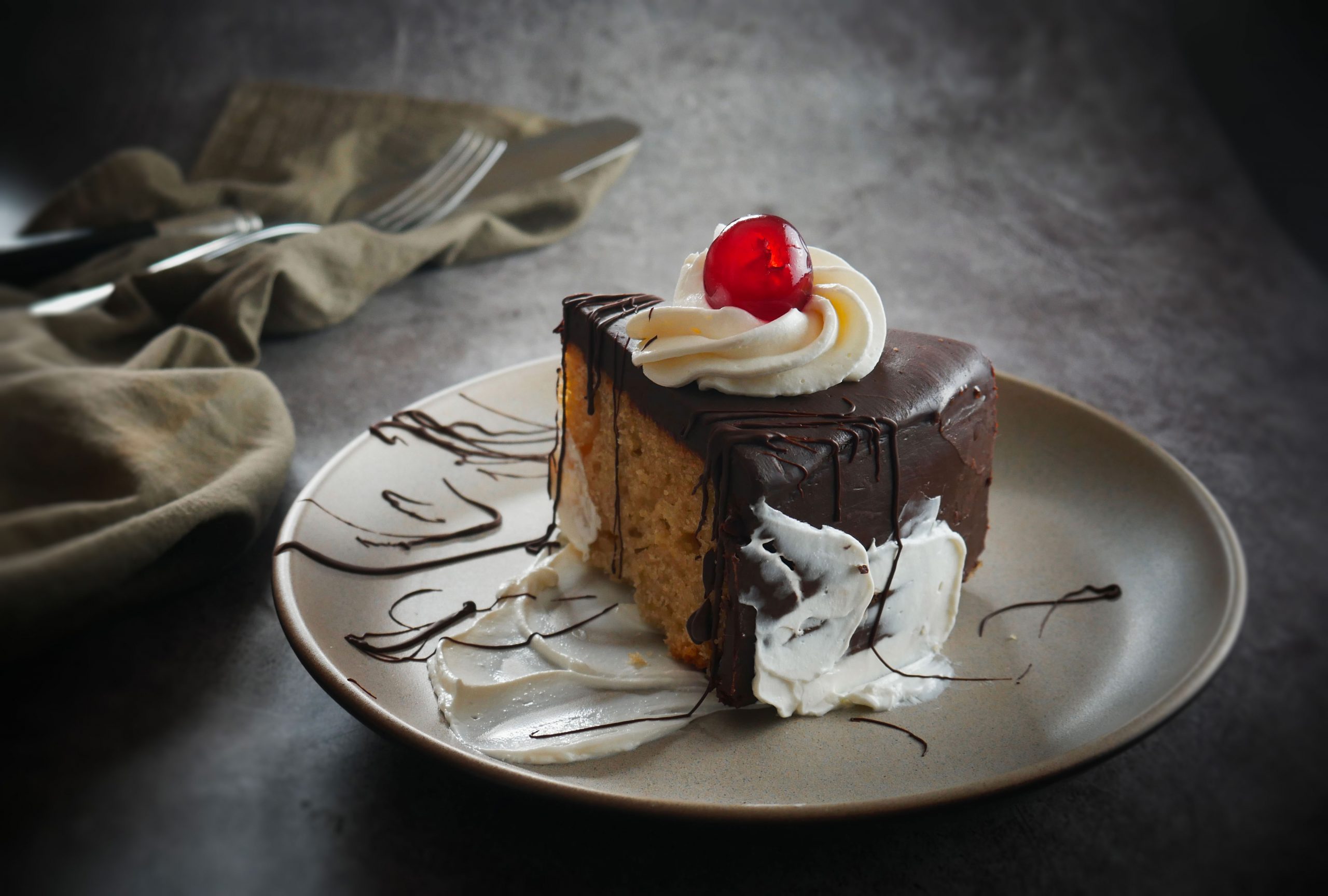 Torta ricoperta con doppio cioccolato