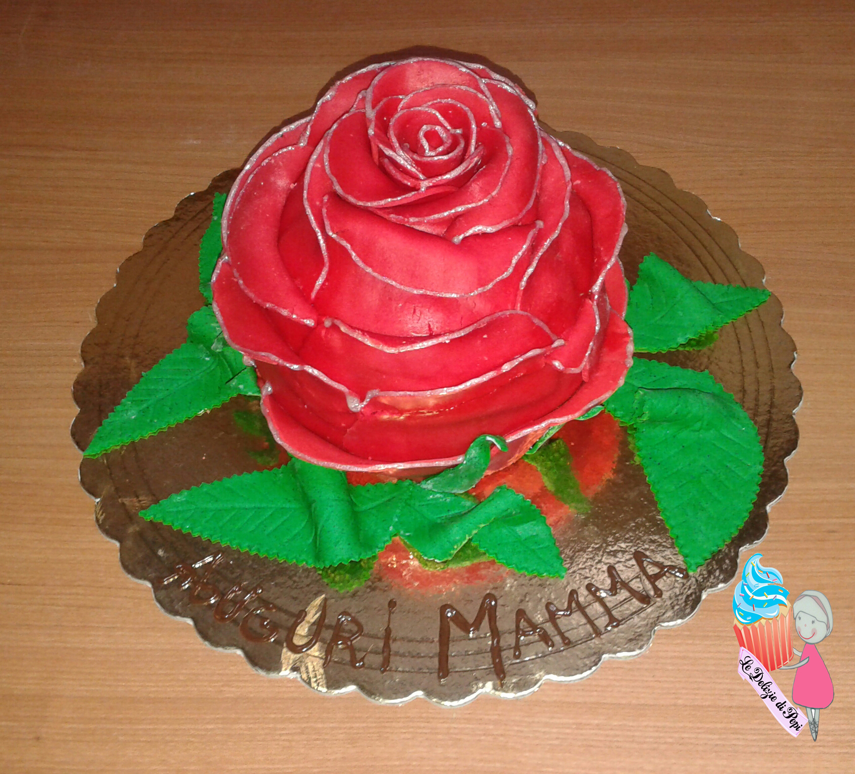 Torta rosa in pasta di zucchero