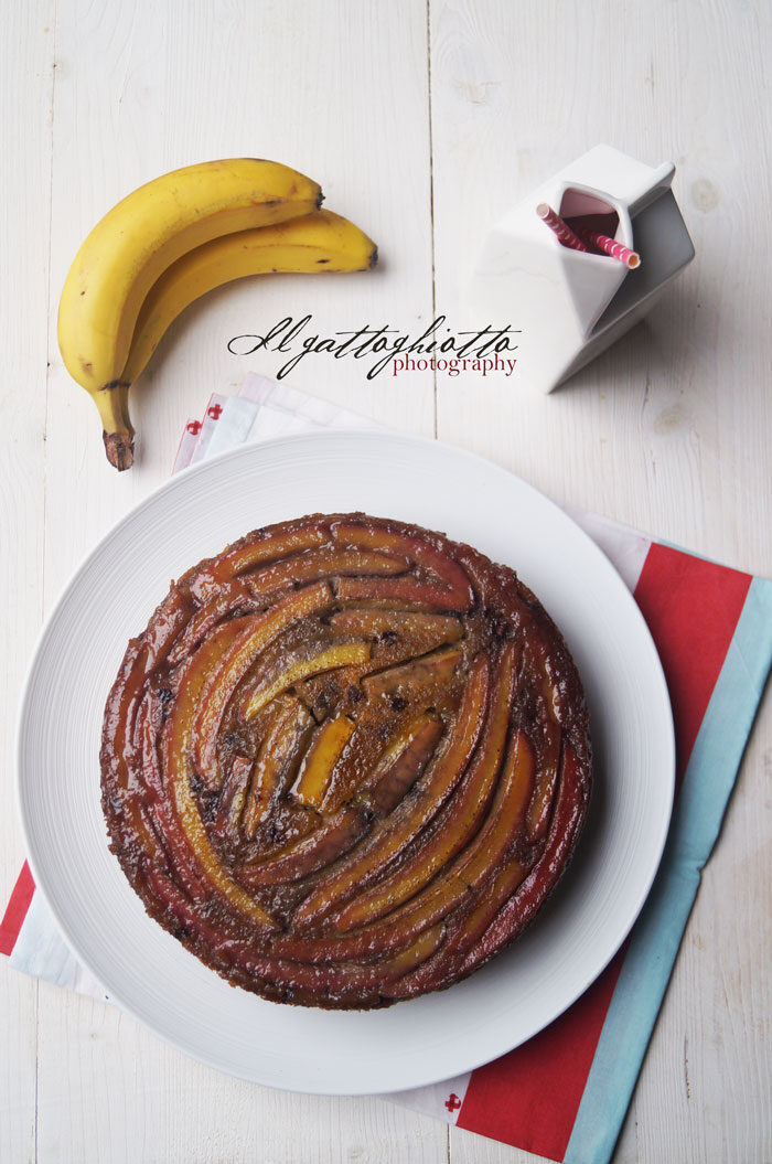 Torta rovesciata alla banana e gocce di cioccolato (chocolate banana upside-down cake)