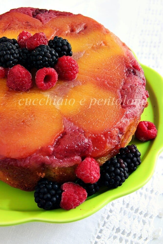 Torta rovesciata alle pesche, lamponi e more