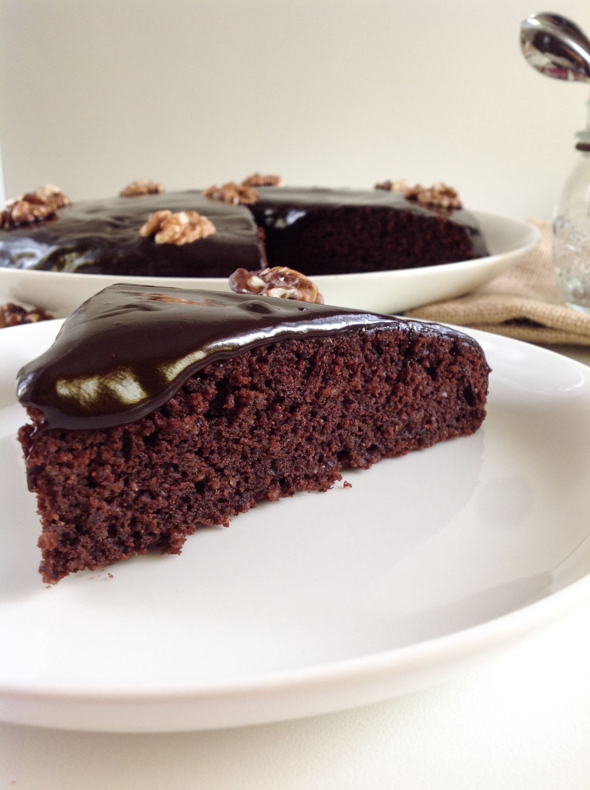 Torta rumena al cioccolato e noci