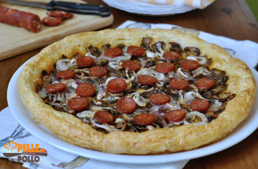 Torta rustica ai funghi con cipolla e salame piccante