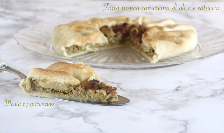 Torta rustica con crema di olive e salsiccia