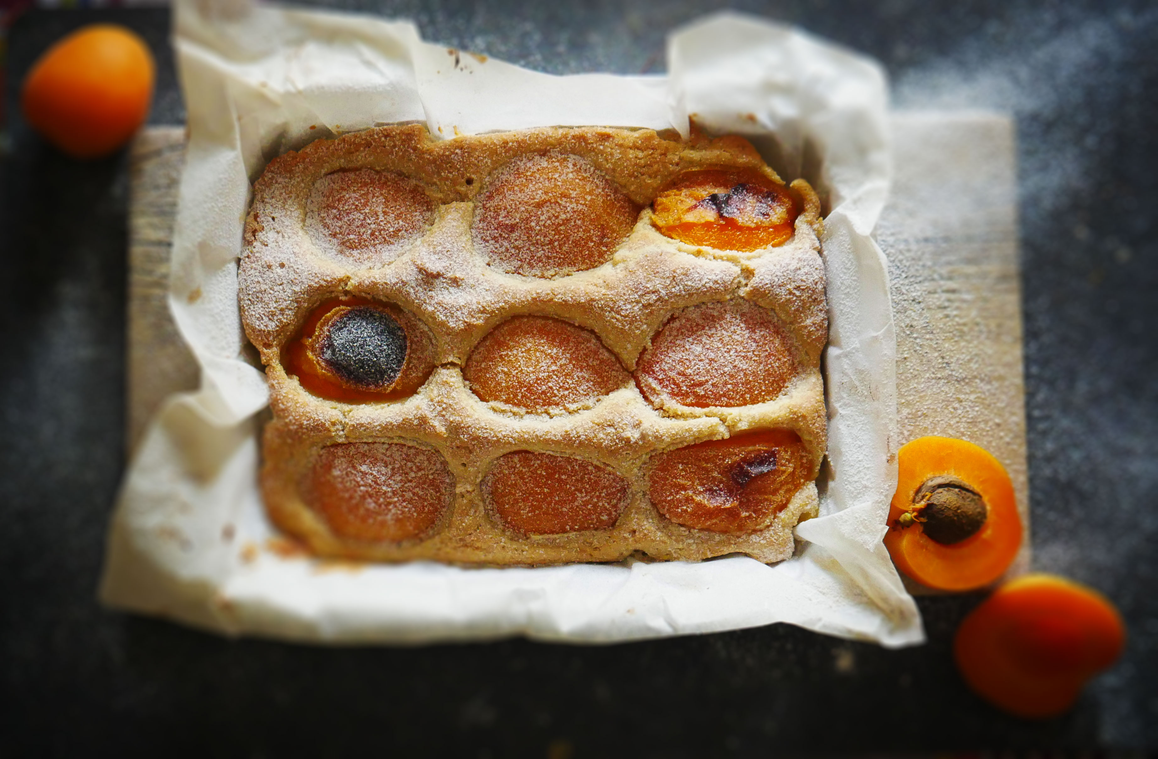 Torta rustica con farina di cocco e albicocche