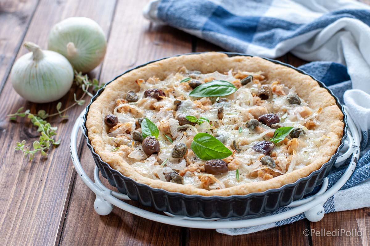 Torta rustica con tonno e cipolla