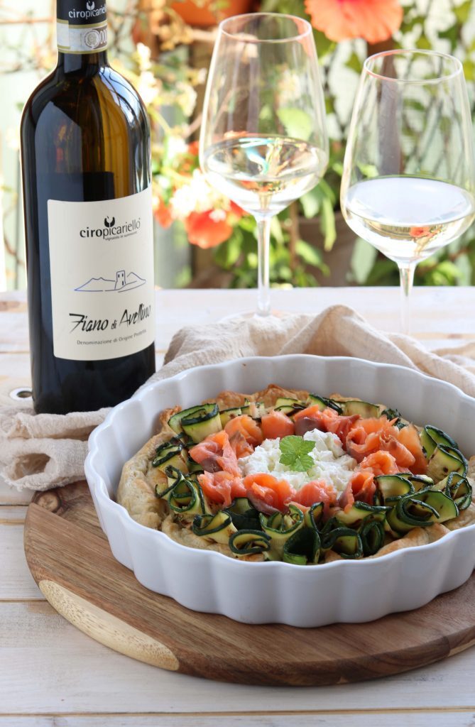 Torta rustica con zucchine, feta e salmone: idea di aperitivo da abbinare al vino