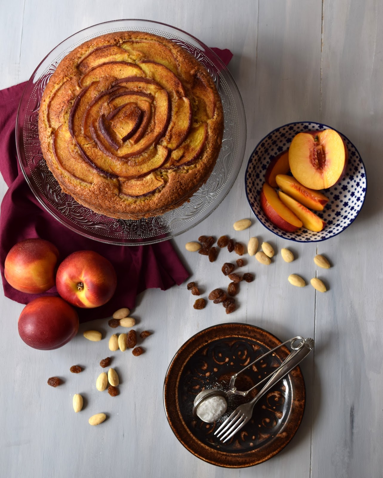 Torta rustica di pesche, orzo e mandorle
