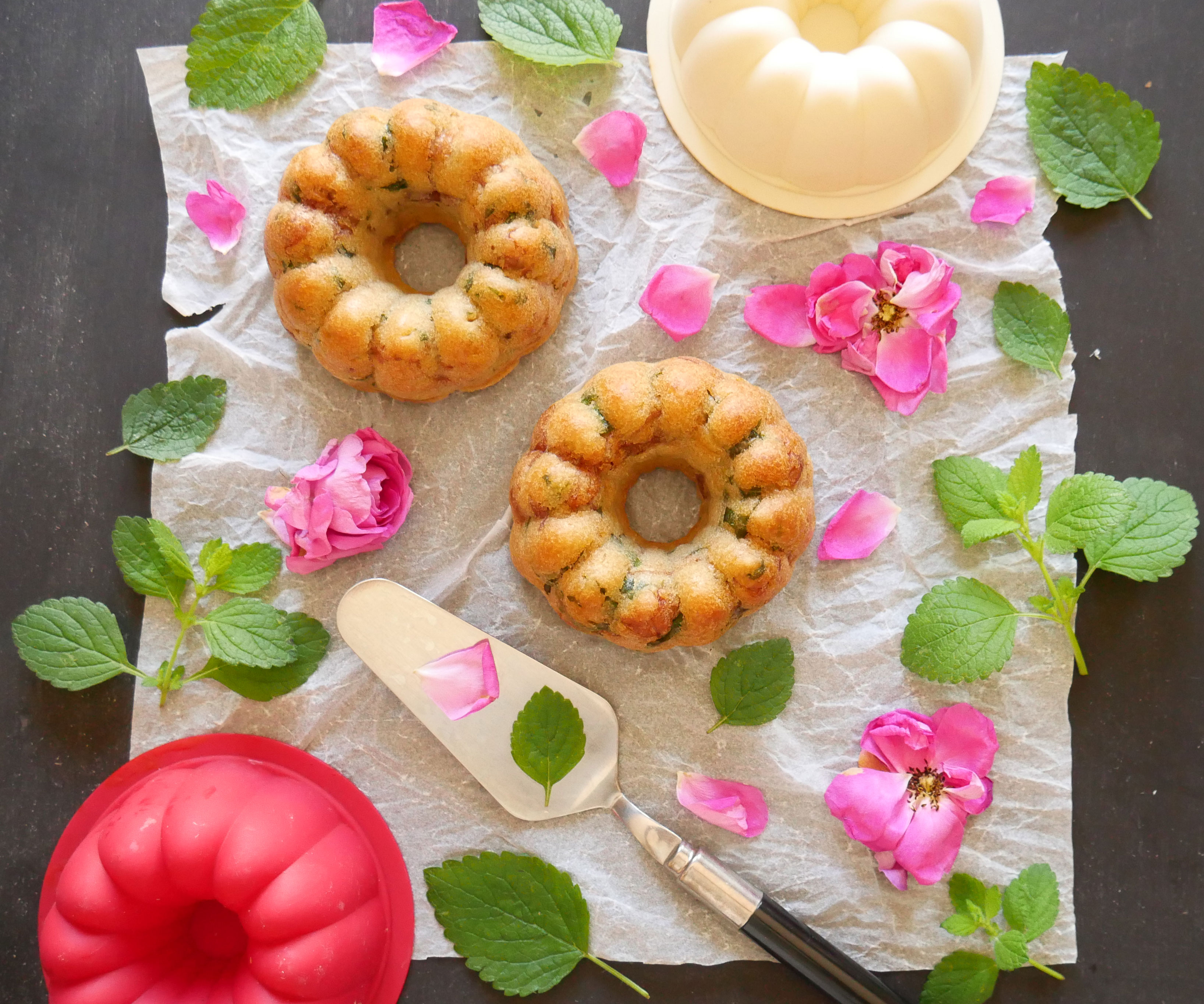 Torta rustica tutta Vegana al profumo di Rosa Damascena e Melissa