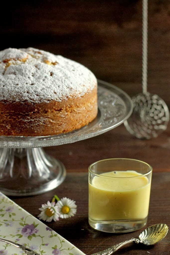 Torta sabbiosa con salsa alla vaniglia