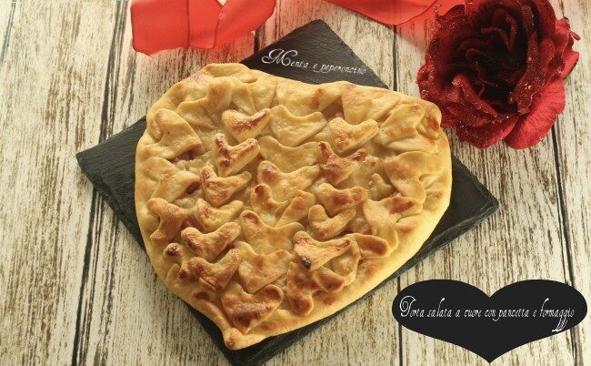 Torta salata a cuore con pancetta e formaggio
