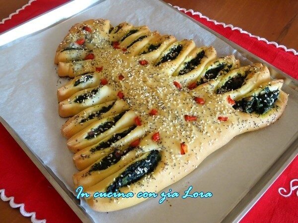 Torta salata albero di natale con spinaci