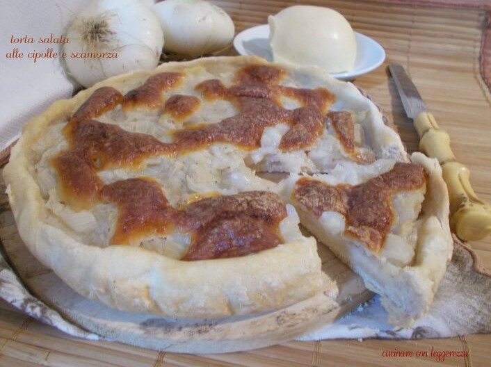 Torta salata alle cipolle e scamorza