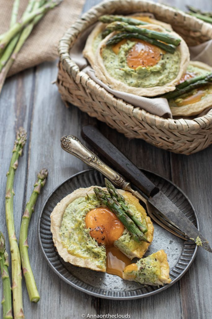 Torta salata brisè con asparagi e uova