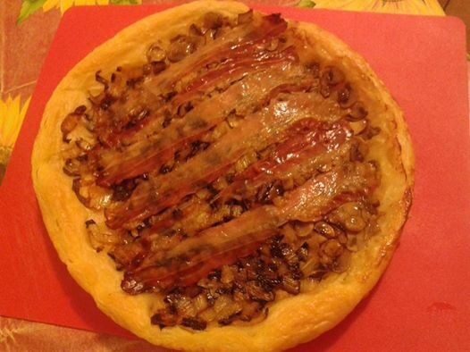 Torta salata capovolta con funghi radicchio e pancetta