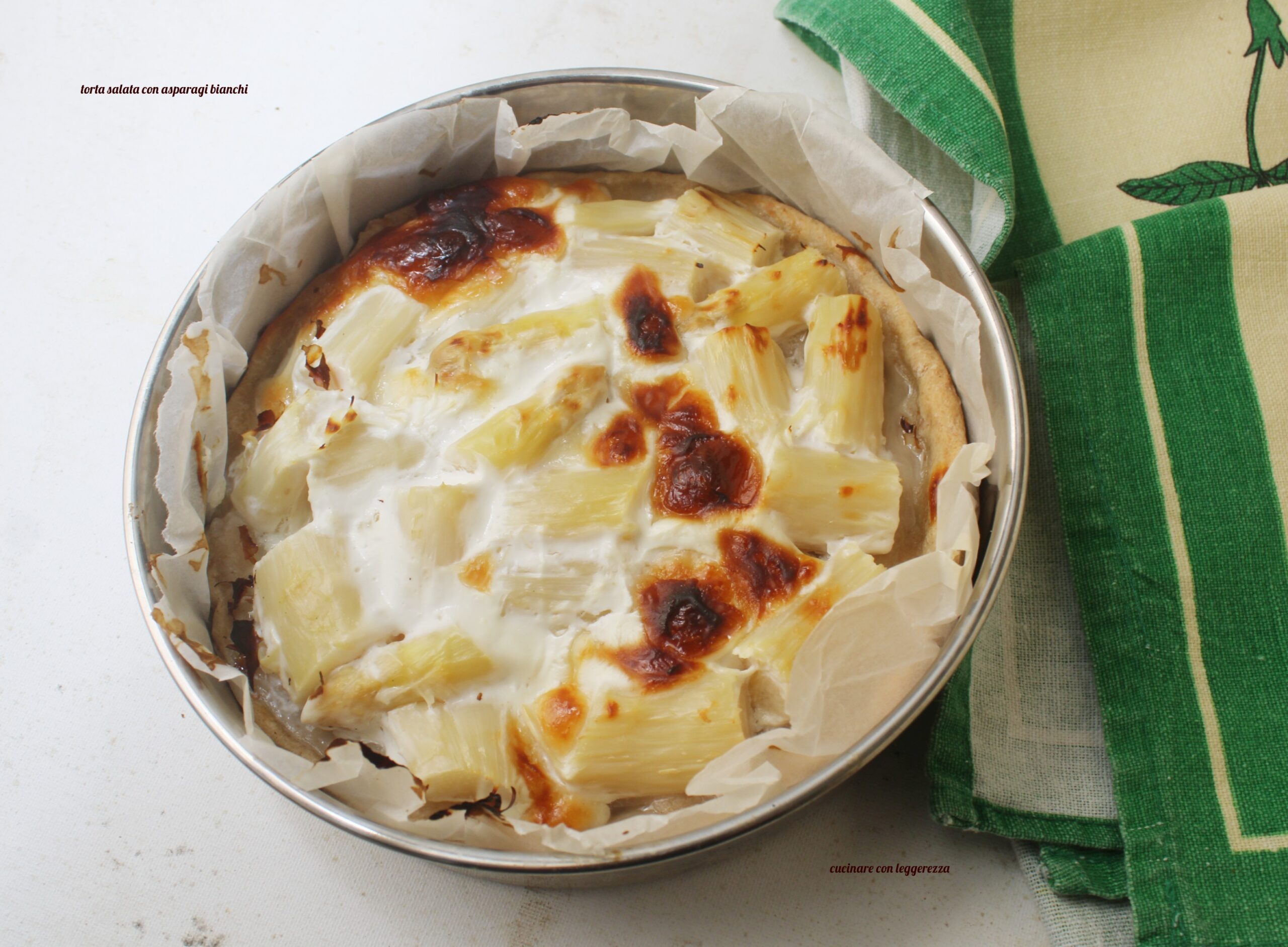 Torta salata con asparagi bianchi