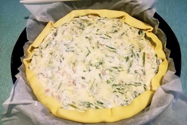 Torta salata con asparagi e pancetta