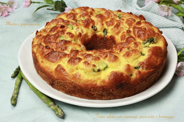 Torta salata con asparagi, prosciutto e formaggi