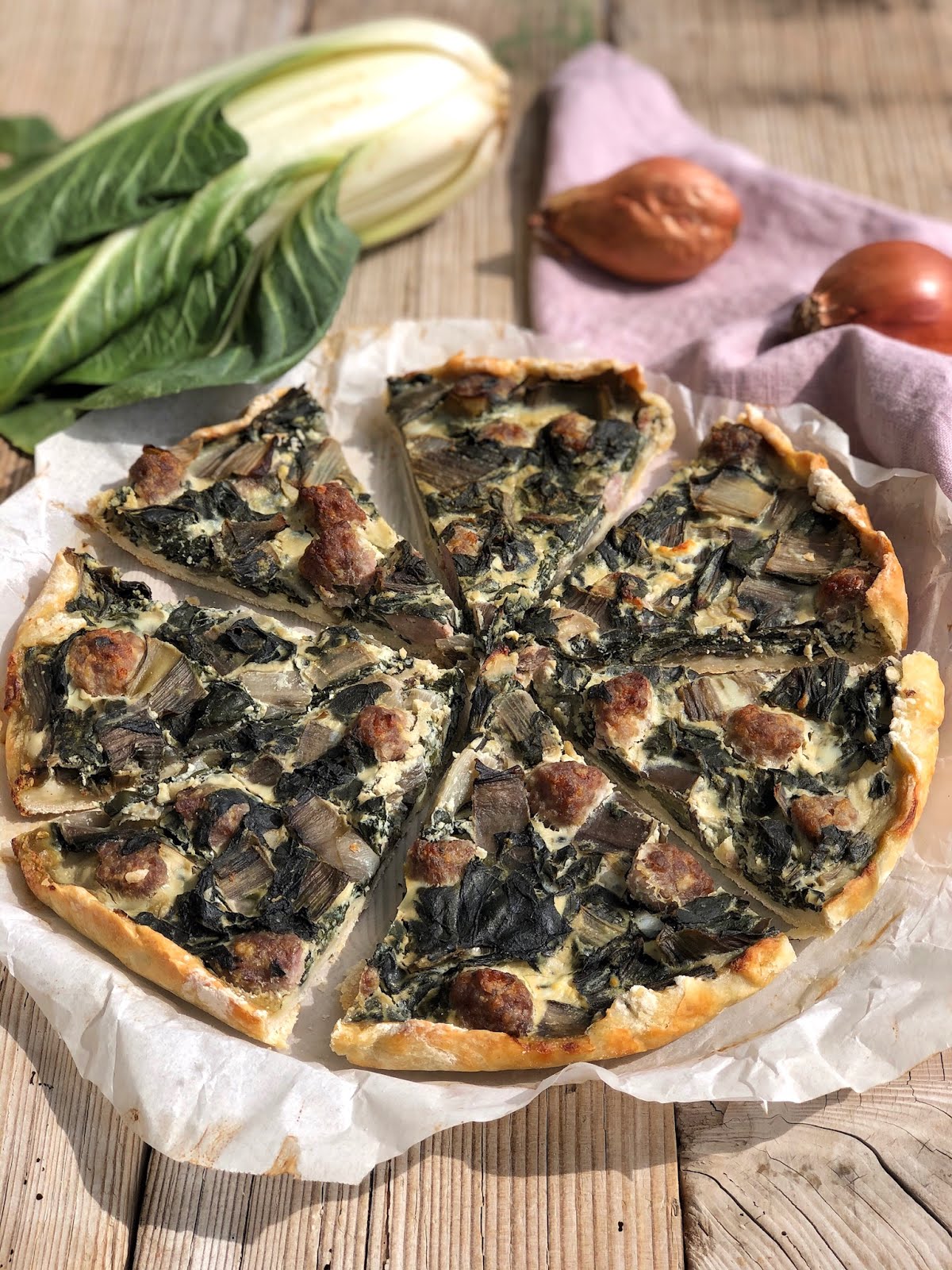 Torta salata con bietole, salsiccia e ricotta