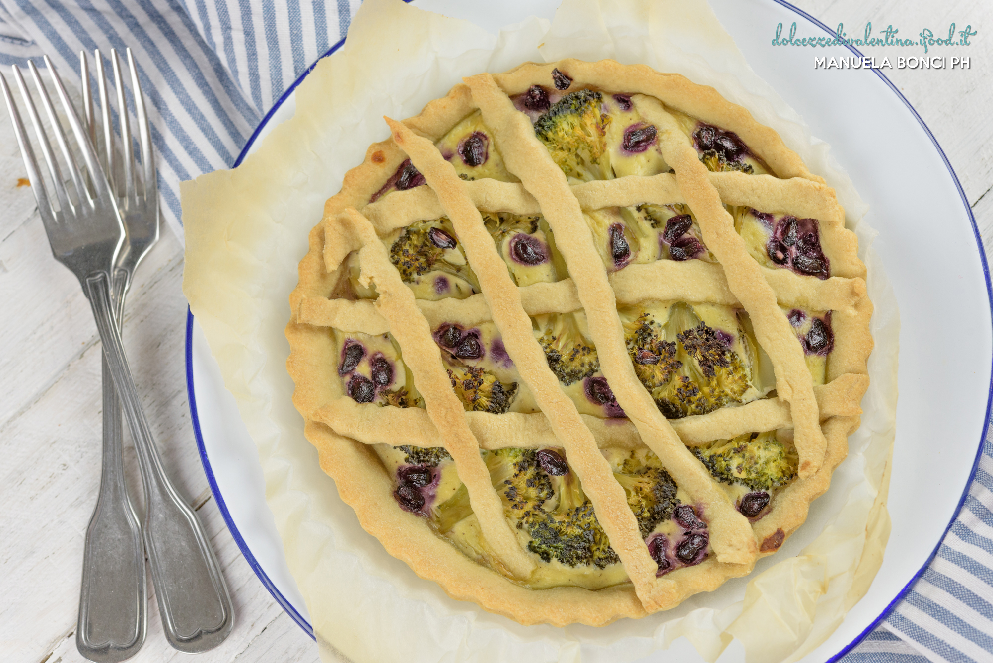 Torta salata con broccoli, melograno e impasto alla birra