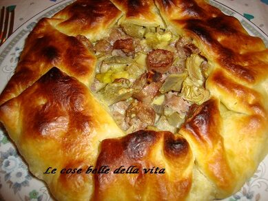 Torta salata con carciofi e salsiccia