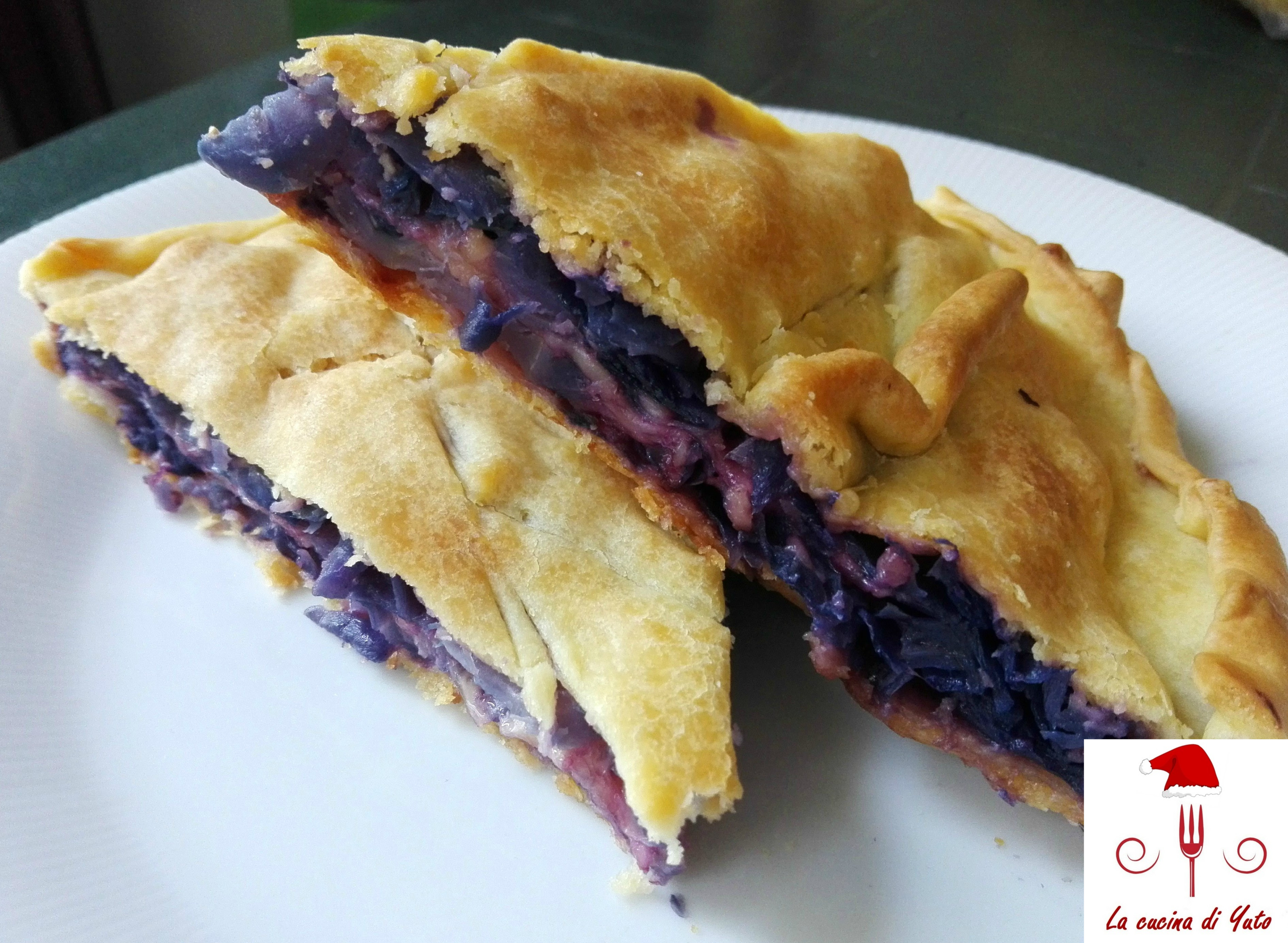 Torta salata con cavolo viola e scamorza affumicata
